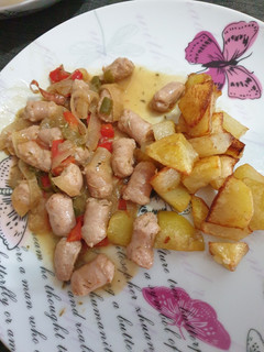 Una foto de Longaniza fresca al vino blanco y patatas fritas 🍟😊