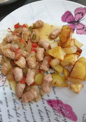 Una foto de Longaniza fresca al vino blanco y patatas fritas 🍟😊