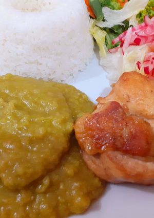 Una foto de Pollo dorado con arverjitas verdes