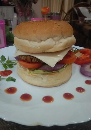 वेज बर्गर (Veg burger recipe in Hindi) रेसिपी मुख्य फोटो