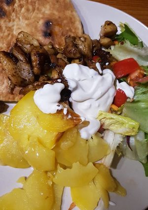 Gyrostál pitával és fokhagymás tejföllel recept fotója