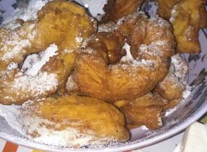 Una foto de Picarones con miel o almíbar