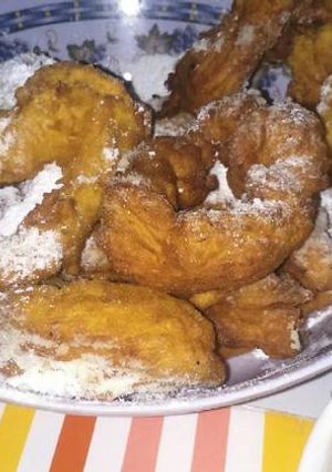 Una foto de Picarones con miel o almíbar