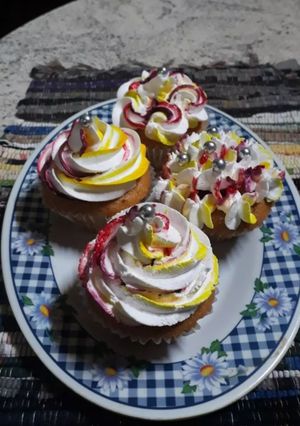 Una foto de Cupcakes de vainilla con crema chantilly