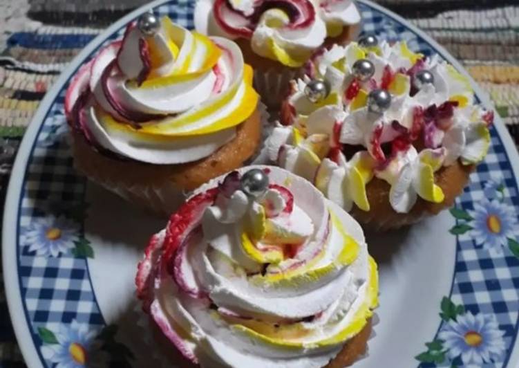 Cupcakes de vainilla con crema chantilly