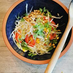 A picture of Thai green Papaya salad.