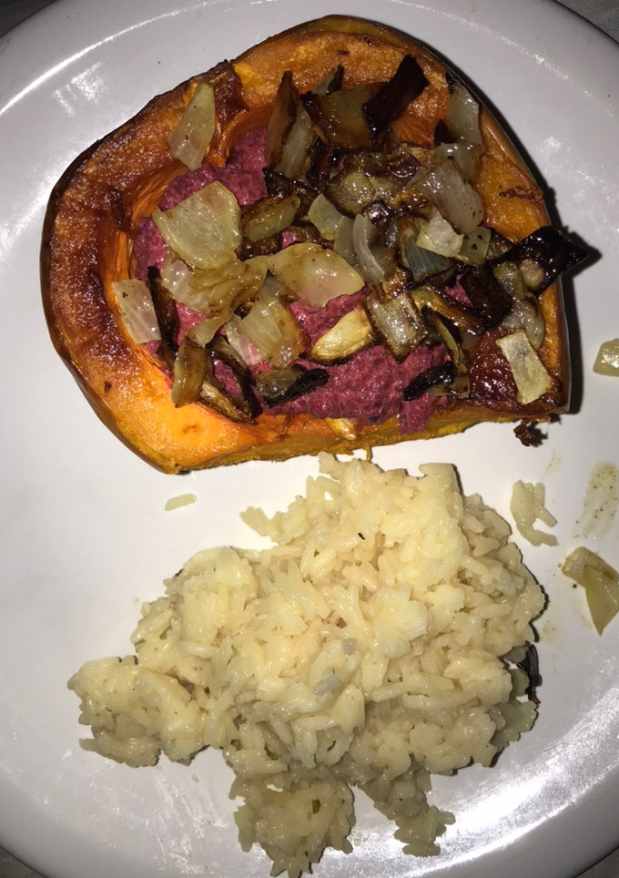 Una foto de Zapallo relleno con salsa de remolacha y arroz
