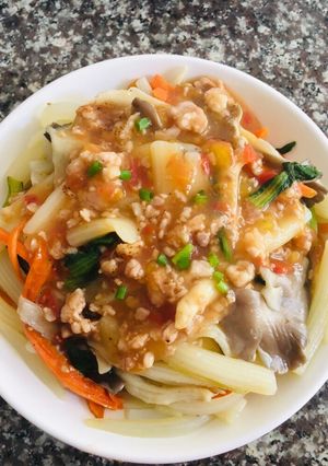 Hình của món Nui sốt thịt bằm.