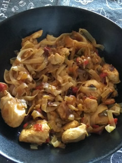 Una foto de Noodles de arroz con pollo y verduras