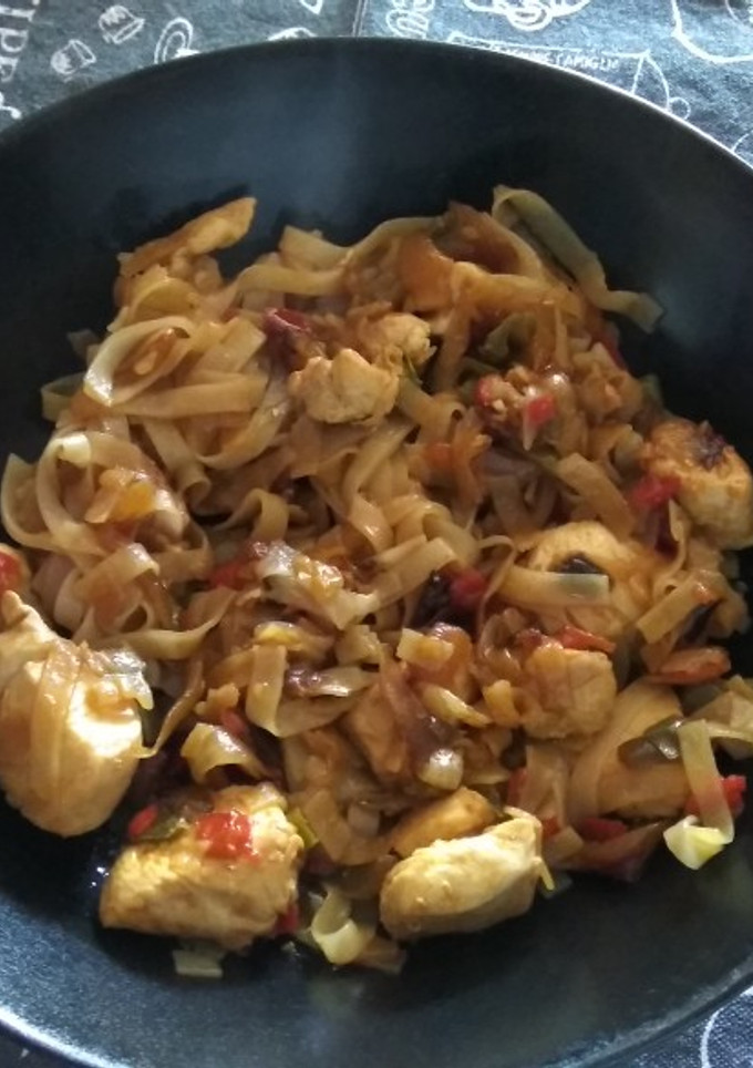 Una foto de Noodles de arroz con pollo y verduras
