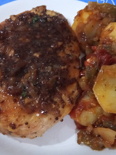 Una foto de Pechugas de pollo a la salsa de cerveza, mostaza y miel con patatas a lo pobre