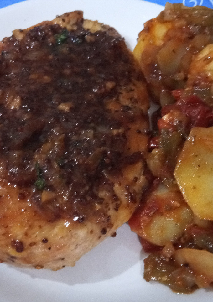 Una foto de Pechugas de pollo a la salsa de cerveza, mostaza y miel con patatas a lo pobre