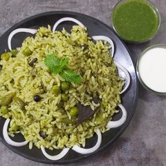 A picture of Green vegetable Pulav🥦🥕🌽.