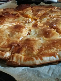 Una foto de Empanada de atún con tomate