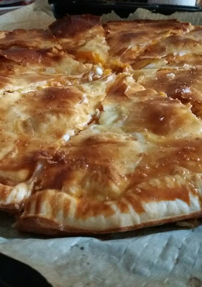 Una foto de Empanada de atún con tomate