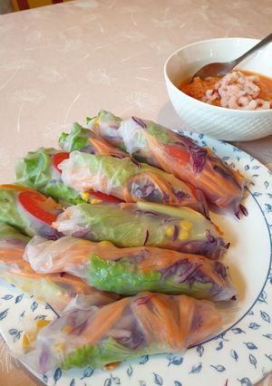 รูปของ สลัดโรล (salad rolls) น้ำสลัดกุ้ง