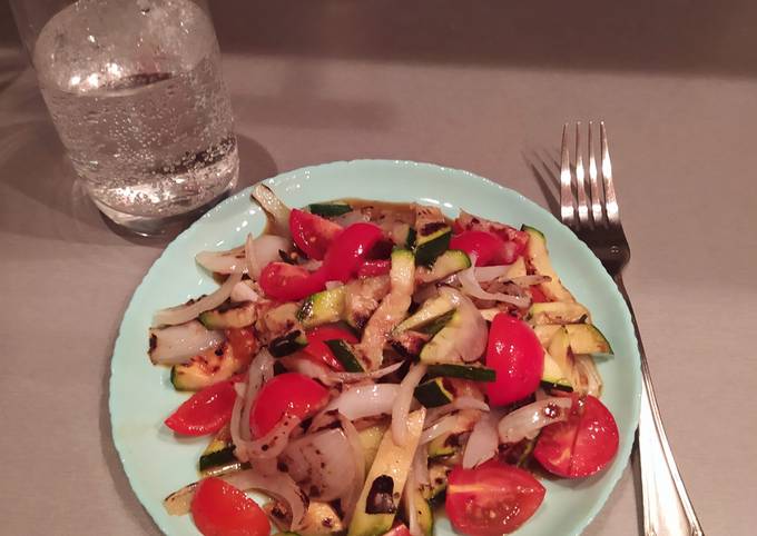 Тёплый салат с кабачками и помидорами черри