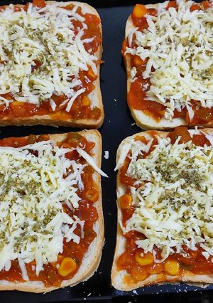 બ્રેડ પીઝા (Bread Pizza Recipe In Gujarati) રેસીપી મુખ્ય ફોટો