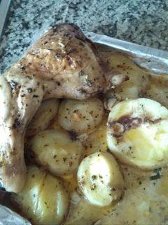 Una foto de Muslos al horno con patatas