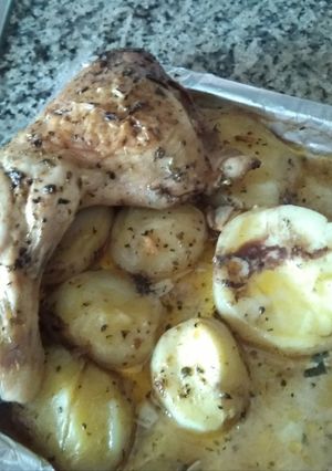 Una foto de Muslos al horno con patatas