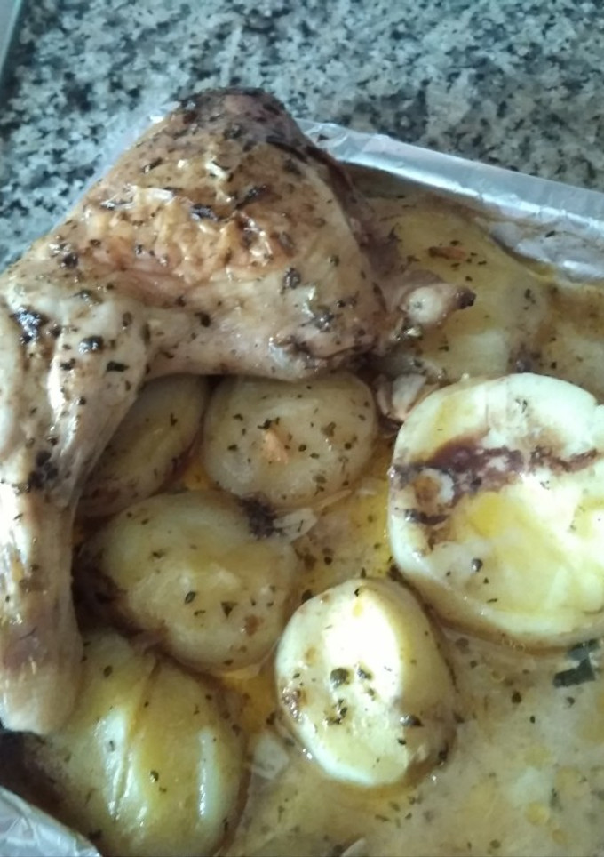 Una foto de Muslos al horno con patatas