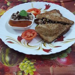 A picture of Black chana mayo veggies toast.