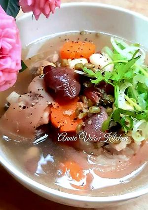 Hình của món Chân giò hầm đậu.