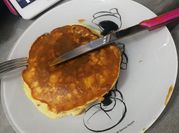 Una foto de tortitas de plátano y huevo