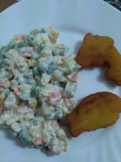 Una foto de Ensaladilla rusa con pescaditos