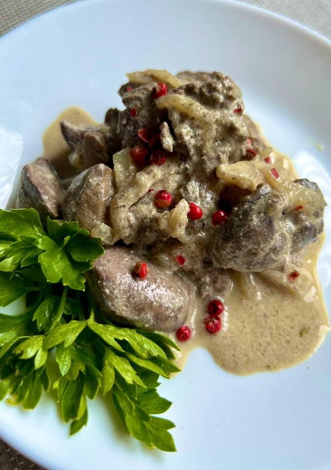 Куряча печінка тушкована у сметані 🥘