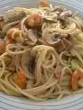 Pasta con camarones y champiñones