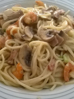 Una foto de Pasta con camarones y champiñones