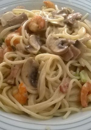 Una foto de Pasta con camarones y champiñones