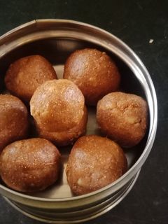 સૂંઠ ની લાડુ (Sunth Ladoo Recipe In Gujarati) રેસીપી મુખ્ય ફોટો