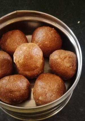સૂંઠ ની લાડુ (Sunth Ladoo Recipe In Gujarati) રેસીપી મુખ્ય ફોટો