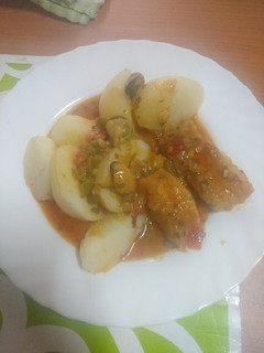 Una foto de Merluza con mejillones en salsa de calamares