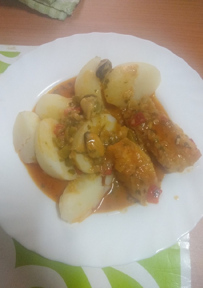 Una foto de Merluza con mejillones en salsa de calamares