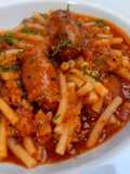 Fideos a la cazuela con salchichas y calamar