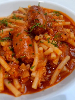 Una foto de Fideos a la cazuela con salchichas y calamar
