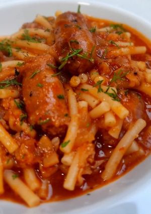 Una foto de Fideos a la cazuela con salchichas y calamar