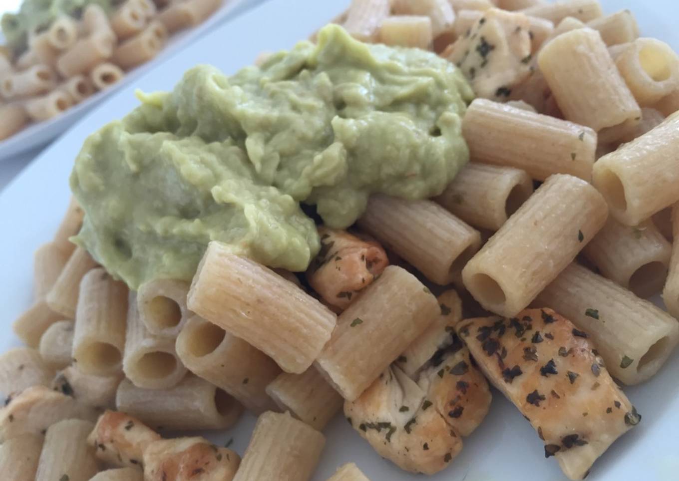 Pasta integral con pollo y guacamole