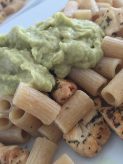 Una foto de Pasta integral con pollo y guacamole