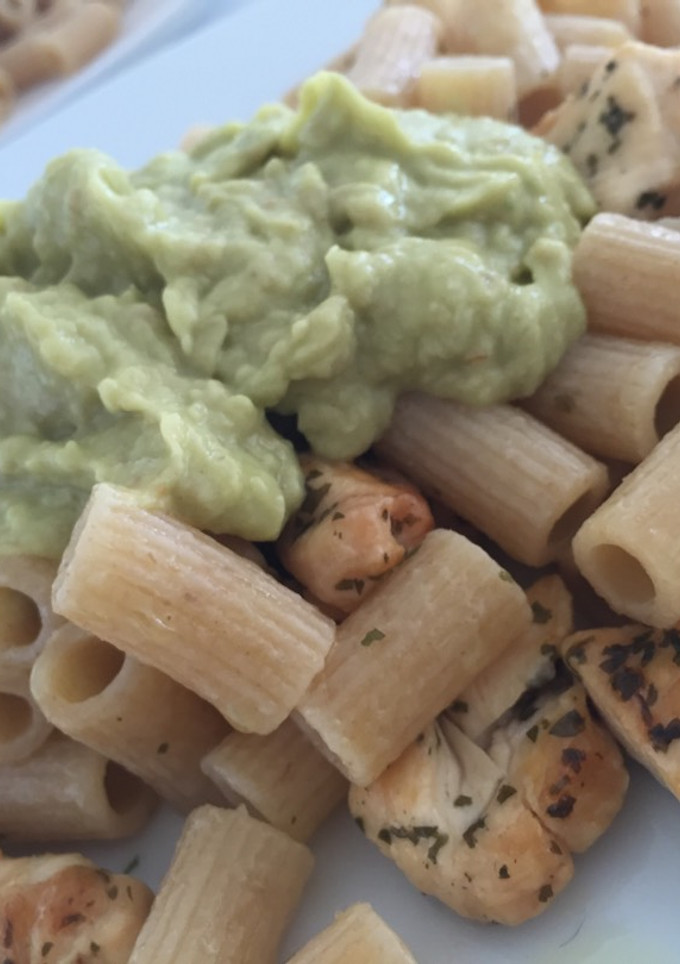 Una foto de Pasta integral con pollo y guacamole