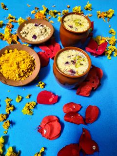 कॅरॅमल थंडाई (caramel thandai recipe in marathi) रेसिपी चे मुख्य फोटो
