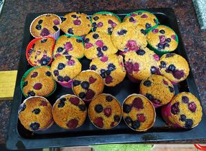 Una foto de Muffins integrales con frutos rojos