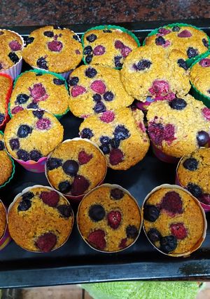 Una foto de Muffins integrales con frutos rojos