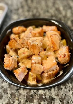 A picture of Salmon Zucchini Bowl with Sweet & Spicy Mayo.