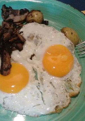 Una foto de Portobello miniatura con huevo. ॐ