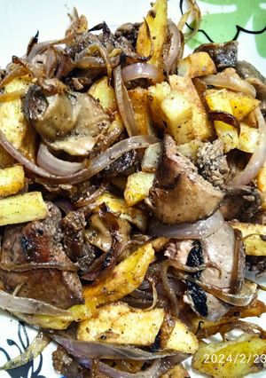 Une photo de Foie de poulet aux pommes de terre et oignon