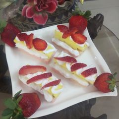 A picture of Cream wafer biscuit with pudding.